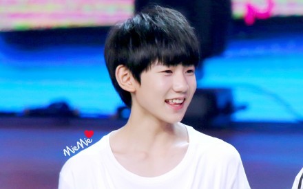 #TFBOYS王源# 被王源可爱死掉的图要发三遍!!!!!!!!!!!小舌头什么的不要随便咬中午下课了要吃饱饱呀 lofter:http://t.cn/RvqsOpt