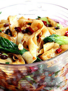 【油泼面】 1、准备：油菜、干辣椒、香葱、老干妈一瓶。 2、锅中的水烧开，放入面条和青菜煮滚，捞出放入碗中。 3、然后就开始放调料啦！份量需根据个人口味调控——老干妈、盐、味精、生抽、老抽、干辣椒、末葱花、（喜欢还可以加陈醋和白芝麻）。 4、最后！关键时刻来临了，把油烧热至冒烟，往这碗面一泼！随着滋滋声和一…