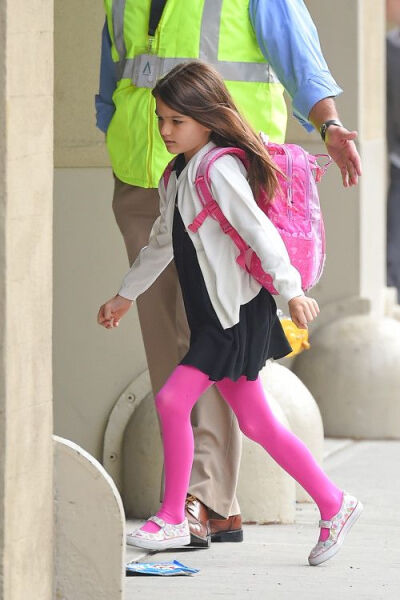 大爱苏芮 上课穿着一~~Suri Cruise: School Day Sighting