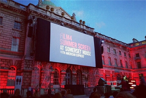 #玩转英国#Somerset House 的Film4 Summer Screen有全英最大的电影屏幕，场内可容纳超过2000人。今年是Somerset House电影放映活动十周年，届时将会有各种各样的放映安排，包括经典西部片《荒野大镖客》，喜剧电影《特南鲍姆一家》等。票价将介于£13 到 £24之间。