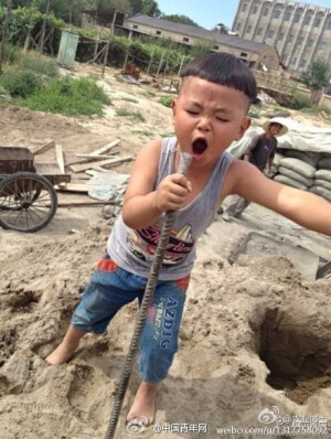 网友在工地上发现一个农民工孩子，气场好大！有巨星潜力——你猜他在唱那首歌？