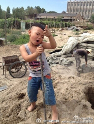网友在工地上发现一个农民工孩子，气场好大！有巨星潜力——你猜他在唱那首歌？