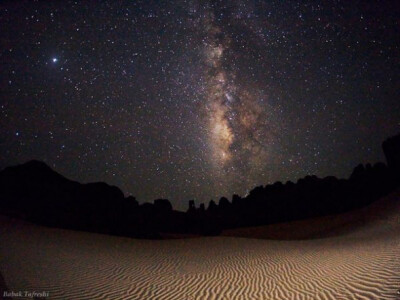 撒哈拉夜空中的银河系