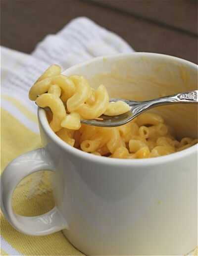 QUIT buying easy mac, people! (cuz its gross anyways!) Instant Mug o Mac Cheese in the Microwave: 1/3 cup pasta (whole grain), 1/2 cup water, 1/4 cup 1% milk, 1/2 cup shredded cheddar cheese