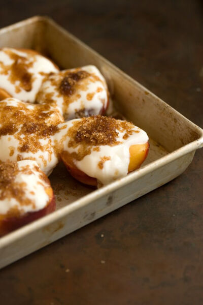 easy baked peaches with amaretto and greek yoghurt