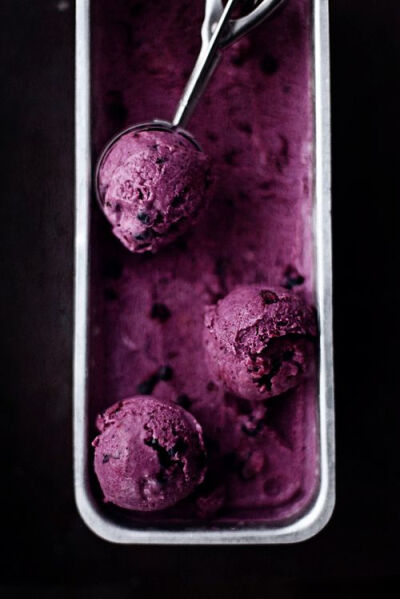 Blueberry icecream, made with fresh blueberries. Freeze it into popcicles to aid in portion control!