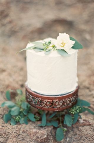 Single tier white wedding cake | see more on: http://burnettsboards.com/2014/03/olive-green-antique-themed-inspiration-board/