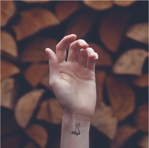 来自美国摄影师 Austin Tott 拍摄的一系列名为“Tiny Tattoos”的创意摄影作品欣赏。 纽约背景下的自行车，地图上的一艘小船，森林中的一棵树，雨滴下的小伞，钥匙下的锁眼， 美丽的背景与手腕上的小小纹身融为了一体。