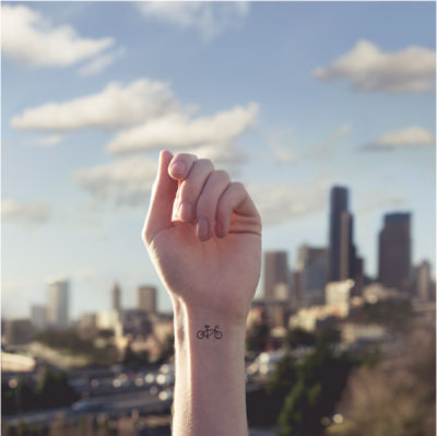 来自美国摄影师 Austin Tott 拍摄的一系列名为“Tiny Tattoos”的创意摄影作品欣赏。 纽约背景下的自行车，地图上的一艘小船，森林中的一棵树，雨滴下的小伞，钥匙下的锁眼， 美丽的背景与手腕上的小小纹身融为了一…