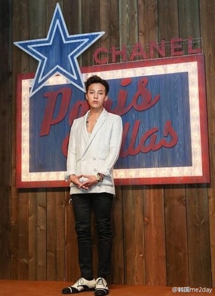 【sports东亚】GD5日更新推特&amp;quot;Last night. parisdallas in tokyo chanel.懵&amp;quot;并上传了4日下午在日本东京参加Chanel 2013/14 Paris-Dallas collection show的照片.时尚大腕表情略懵