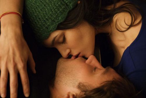 《蓝莓之夜》 一个人总要走陌生的路，看陌生的风景，听陌生的歌，然后在某个不经意的瞬间，你会发现，原本是费尽心机想要忘记的事情真的就那么忘记了。