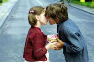 《两小无猜》  好的爱情是你通过一个人看到整个世界，坏的爱情是你为了一个人舍弃世界。