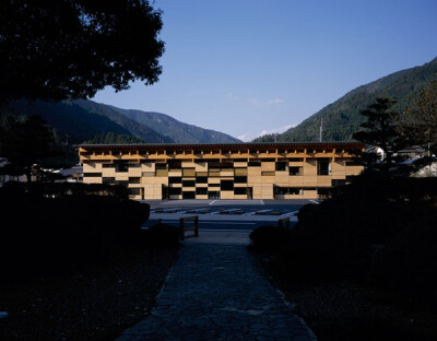 建筑外景 日本高知县（Takaoka, Kochi）的Yusuhara市民中心（日文：梼原町役場，英文：Yusuhara Town Hall）是一座由隈研吾（Kengo Kuma &amp;amp; Associates）设计的全木构建筑。