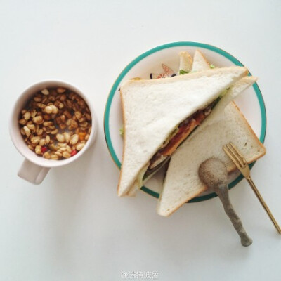 牛奶配牛肉三明治以及鯖魚味噌煮＋味噌汁＋紫蘇配白饭。