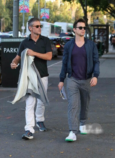 孔雀Matt Bomer和老公CEO Simon Halls昨天街拍美图曝光！知道俩人去干嘛吗？去看菲董Pharrell Williams和火星哥Bruno Mars洛杉矶演唱会~~~