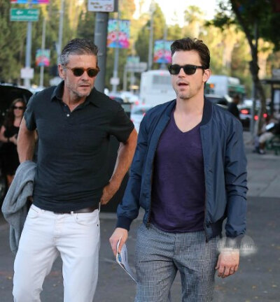孔雀Matt Bomer和老公CEO Simon Halls昨天街拍美图曝光！知道俩人去干嘛吗？去看菲董Pharrell Williams和火星哥Bruno Mars洛杉矶演唱会~~~