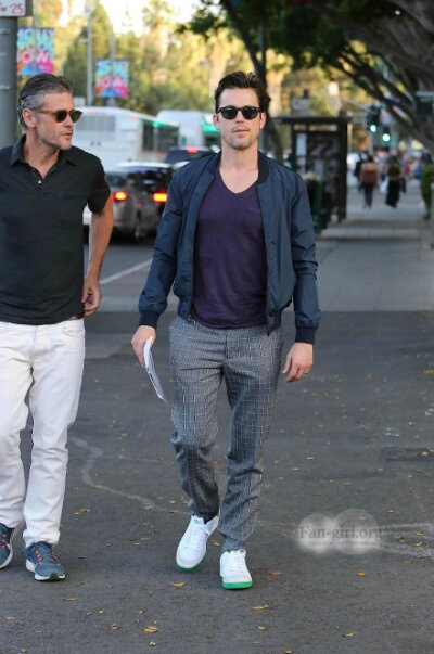 孔雀Matt Bomer和老公CEO Simon Halls昨天街拍美图曝光！知道俩人去干嘛吗？去看菲董Pharrell Williams和火星哥Bruno Mars洛杉矶演唱会~~~