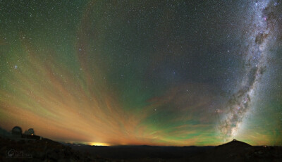 智利．南阿塔卡马沙漠坎帕纳斯山天文台 (Las Campanas Observatory)的夜晚。也是《星你》中都教授在地球上最喜欢的地方