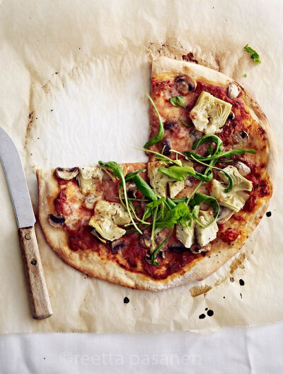 simplessence: squaremeal: (via Reetta Pasanen - Krop Creative Database) I’ll always love an artisan pizza.
