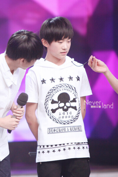 #tfboys易烊千玺# 140520 快本揪绳4部曲 何老师 宝贝衣服上的绳子有什么好玩的地方吗 笑得那么开心