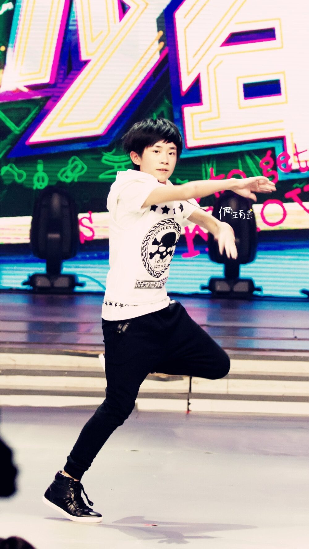 tfboys中国少年快本见中枪舞男神易烊千玺炫酷快本秀我要窒息了