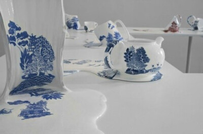 《Nomad Patterns》(漂流的图腾）。。智利艺术家Livia Mari的作品。。。瓷器融掉的样子。。赶觉天气很热。。。。