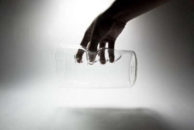 由台湾设计师Fanson Meng设计的一款奇特的杯子，在一个普通杯子上有一个奇特的手指按印的造型，这样的造型正适合人的手型把握，杯子就不会容易从手中掉落，在造型上也很奇特新颖。