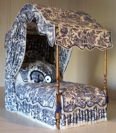 Can you believe that this Chinoiserie canopy bed is a dollhouse miniature?