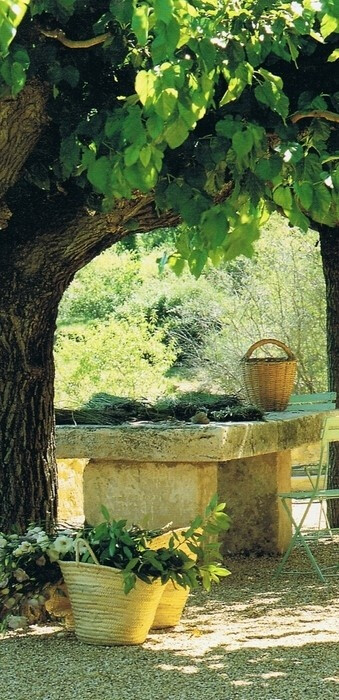 stone garden table // Great Gardens &amp;amp; Ideas //