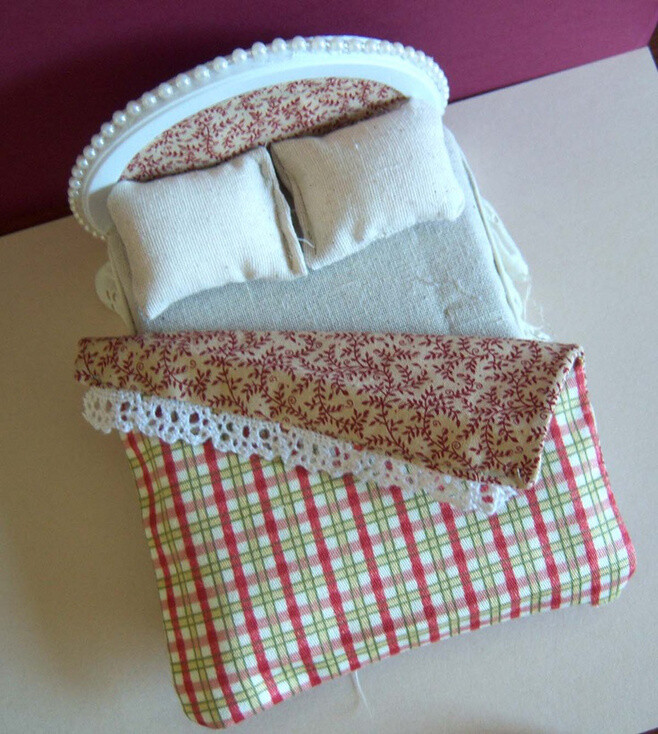 Shoregirl's Creations: Describes how to make the bedding including the double sided quilt.