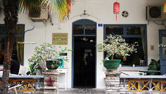 【成都 朵朵家】地址在：青羊区中同仁路小通巷12号 四号工厂和朵朵家是小通巷最早的小资团体 朵朵绝对是文艺咖啡馆儿的元老。一只闺蜜 一杯拿铁 一叠明信片 一本心爱的诗集 一个美好的下后(*^__^*)