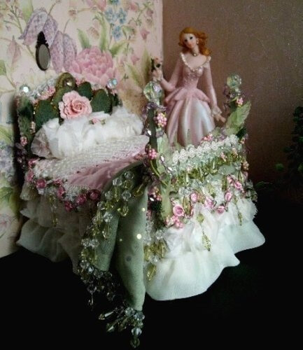 Miniature - fairy bed - mint green and pink roses