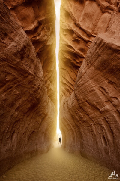 【让人眼前一亮的建筑】Tunnel of Light - Petra, Jordan约旦，佩特拉：约旦（阿拉伯北部的王国）。曦