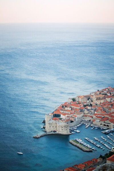 #世界旅游# Dubrovnik, Croatia 杜布罗夫尼克，克罗地亚（南斯拉夫成员共和国名）。真是与海相接~~~曦