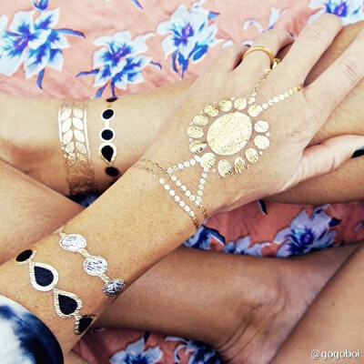 Flash Tattoos。它其实是一种首饰样子的纹身贴纸，防水防汗，最长可以保持6天，用橄榄油就能卸掉。一套售价大约20多美元，包括项链、手镯、戒指、脚链等等。有了Flash Tattoos，#B162 #