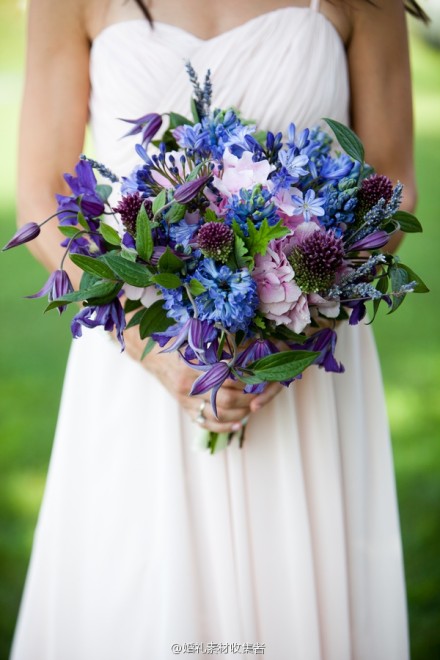 #手捧花# 蓝色元素的手捧花。 详细链接: |蓝色元素的手捧花 By @婚礼素材收集者