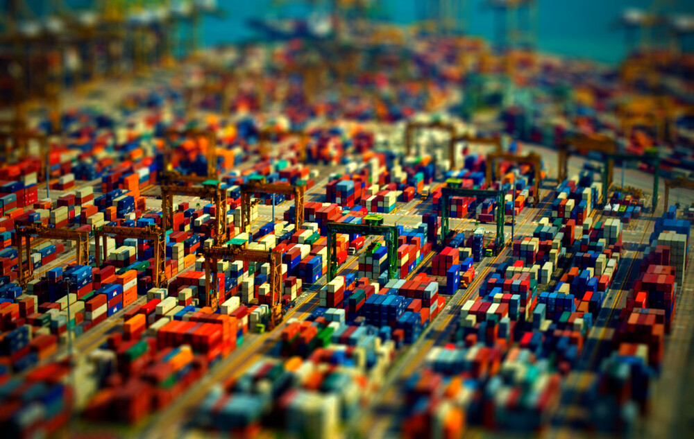 移轴摄影，即移轴镜摄影（Tilt-shift photography），泛指利用移轴镜头创作的作品，所拍摄的照片效果就像是缩微模型一样，非常特别。移轴镜头的作用，本来主要是用来修正以普通广角镜拍照时所产生出的透视问题，但后来却被广泛利用来创作变化景深聚焦点位置的摄影作品。移轴镜摄影是将真实世界拍成像假的一样，使照片能够充…