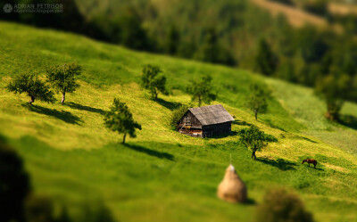 移轴摄影，即移轴镜摄影（Tilt-shift photography），泛指利用移轴镜头创作的作品，所拍摄的照片效果就像是缩微模型一样，非常特别。移轴镜头的作用，本来主要是用来修正以普通广角镜拍照时所产生出的透视问题，但后…