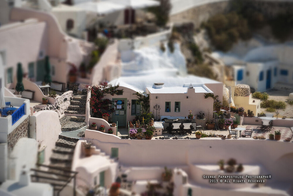 移轴摄影，即移轴镜摄影（Tilt-shift photography），泛指利用移轴镜头创作的作品，所拍摄的照片效果就像是缩微模型一样，非常特别。移轴镜头的作用，本来主要是用来修正以普通广角镜拍照时所产生出的透视问题，但后来却被广泛利用来创作变化景深聚焦点位置的摄影作品。移轴镜摄影是将真实世界拍成像假的一样，使照片能够充分表现「人造都市」的感觉。