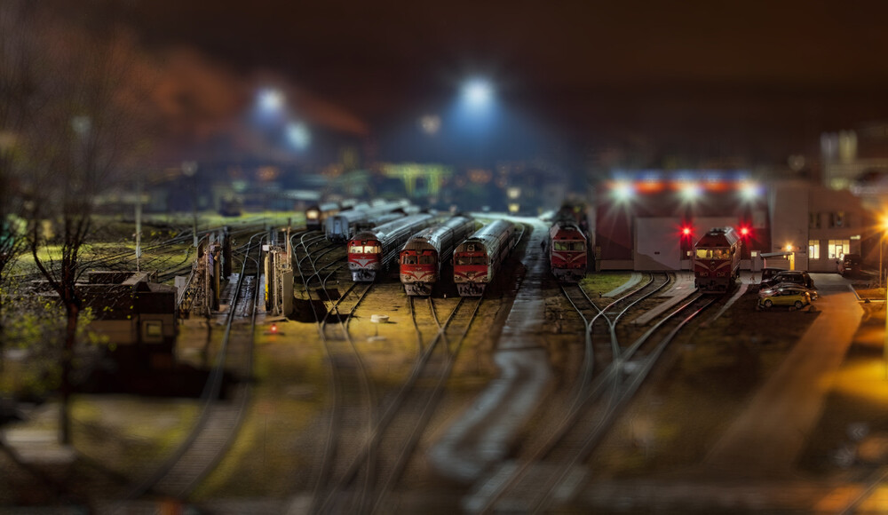 移轴摄影，即移轴镜摄影（Tilt-shift photography），泛指利用移轴镜头创作的作品，所拍摄的照片效果就像是缩微模型一样，非常特别。移轴镜头的作用，本来主要是用来修正以普通广角镜拍照时所产生出的透视问题，但后来却被广泛利用来创作变化景深聚焦点位置的摄影作品。移轴镜摄影是将真实世界拍成像假的一样，使照片能够充分表现「人造都市」的感觉。