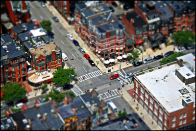 移轴摄影，即移轴镜摄影（Tilt-shift photography），泛指利用移轴镜头创作的作品，所拍摄的照片效果就像是缩微模型一样，非常特别。移轴镜头的作用，本来主要是用来修正以普通广角镜拍照时所产生出的透视问题，但后…