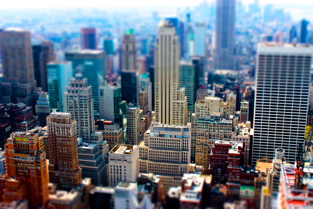 移轴摄影，即移轴镜摄影（Tilt-shift photography），泛指利用移轴镜头创作的作品，所拍摄的照片效果就像是缩微模型一样，非常特别。移轴镜头的作用，本来主要是用来修正以普通广角镜拍照时所产生出的透视问题，但后来却被广泛利用来创作变化景深聚焦点位置的摄影作品。移轴镜摄影是将真实世界拍成像假的一样，使照片能够充分表现「人造都市」的感觉。