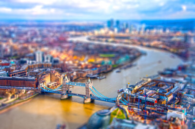 移轴摄影，即移轴镜摄影（Tilt-shift photography），泛指利用移轴镜头创作的作品，所拍摄的照片效果就像是缩微模型一样，非常特别。移轴镜头的作用，本来主要是用来修正以普通广角镜拍照时所产生出的透视问题，但后…