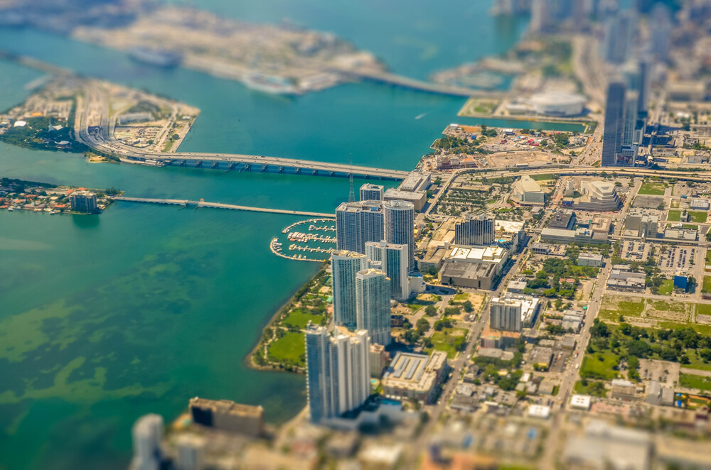 移轴摄影，即移轴镜摄影（Tilt-shift photography），泛指利用移轴镜头创作的作品，所拍摄的照片效果就像是缩微模型一样，非常特别。移轴镜头的作用，本来主要是用来修正以普通广角镜拍照时所产生出的透视问题，但后来却被广泛利用来创作变化景深聚焦点位置的摄影作品。移轴镜摄影是将真实世界拍成像假的一样，使照片能够充分表现「人造都市」的感觉。