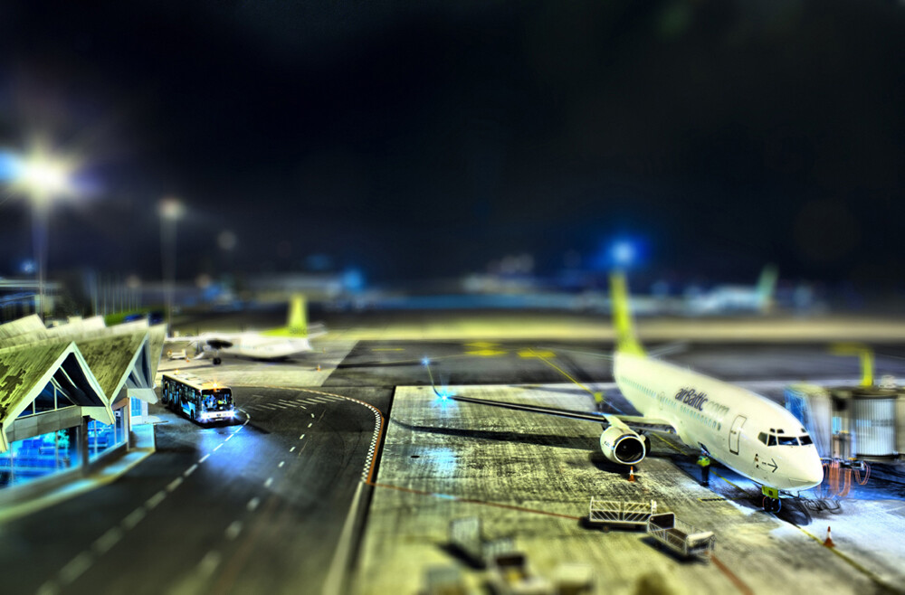 移轴摄影，即移轴镜摄影（Tilt-shift photography），泛指利用移轴镜头创作的作品，所拍摄的照片效果就像是缩微模型一样，非常特别。移轴镜头的作用，本来主要是用来修正以普通广角镜拍照时所产生出的透视问题，但后来却被广泛利用来创作变化景深聚焦点位置的摄影作品。移轴镜摄影是将真实世界拍成像假的一样，使照片能够充分表现「人造都市」的感觉。