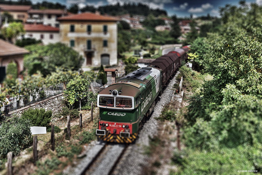 移轴摄影，即移轴镜摄影（Tilt-shift photography），泛指利用移轴镜头创作的作品，所拍摄的照片效果就像是缩微模型一样，非常特别。移轴镜头的作用，本来主要是用来修正以普通广角镜拍照时所产生出的透视问题，但后来却被广泛利用来创作变化景深聚焦点位置的摄影作品。移轴镜摄影是将真实世界拍成像假的一样，使照片能够充分表现「人造都市」的感觉。