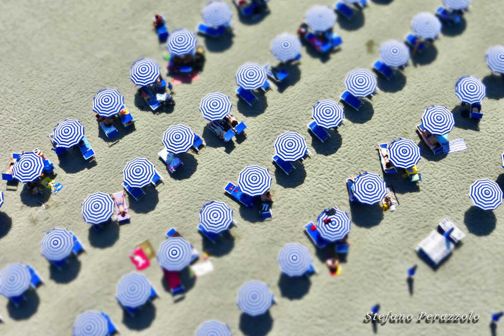 移轴摄影，即移轴镜摄影（Tilt-shift photography），泛指利用移轴镜头创作的作品，所拍摄的照片效果就像是缩微模型一样，非常特别。移轴镜头的作用，本来主要是用来修正以普通广角镜拍照时所产生出的透视问题，但后来却被广泛利用来创作变化景深聚焦点位置的摄影作品。移轴镜摄影是将真实世界拍成像假的一样，使照片能够充分表现「人造都市」的感觉。