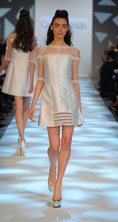 Georges Chakra Couture SS2013。本季的Georges Chakra徜徉在色彩的海洋，服装设计幽雅大方，色彩华丽而不浮躁。不时运动的羽毛元素，让服装都充满了灵气。