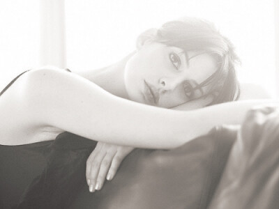 安妮·海瑟薇（Anne Hathaway），1982年11月12日出生于纽约州布鲁克林，美国电影女演员。 安妮·海瑟薇在出演《公主日记》后被《人物》杂志封为为2001年最佳新星，演技风格接近朱迪·加兰与奥黛丽·赫本。2006年，安妮·…