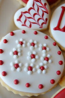 Valentine's Day cookies. Flower one. Repinned By:#TheCookieCutterCompany